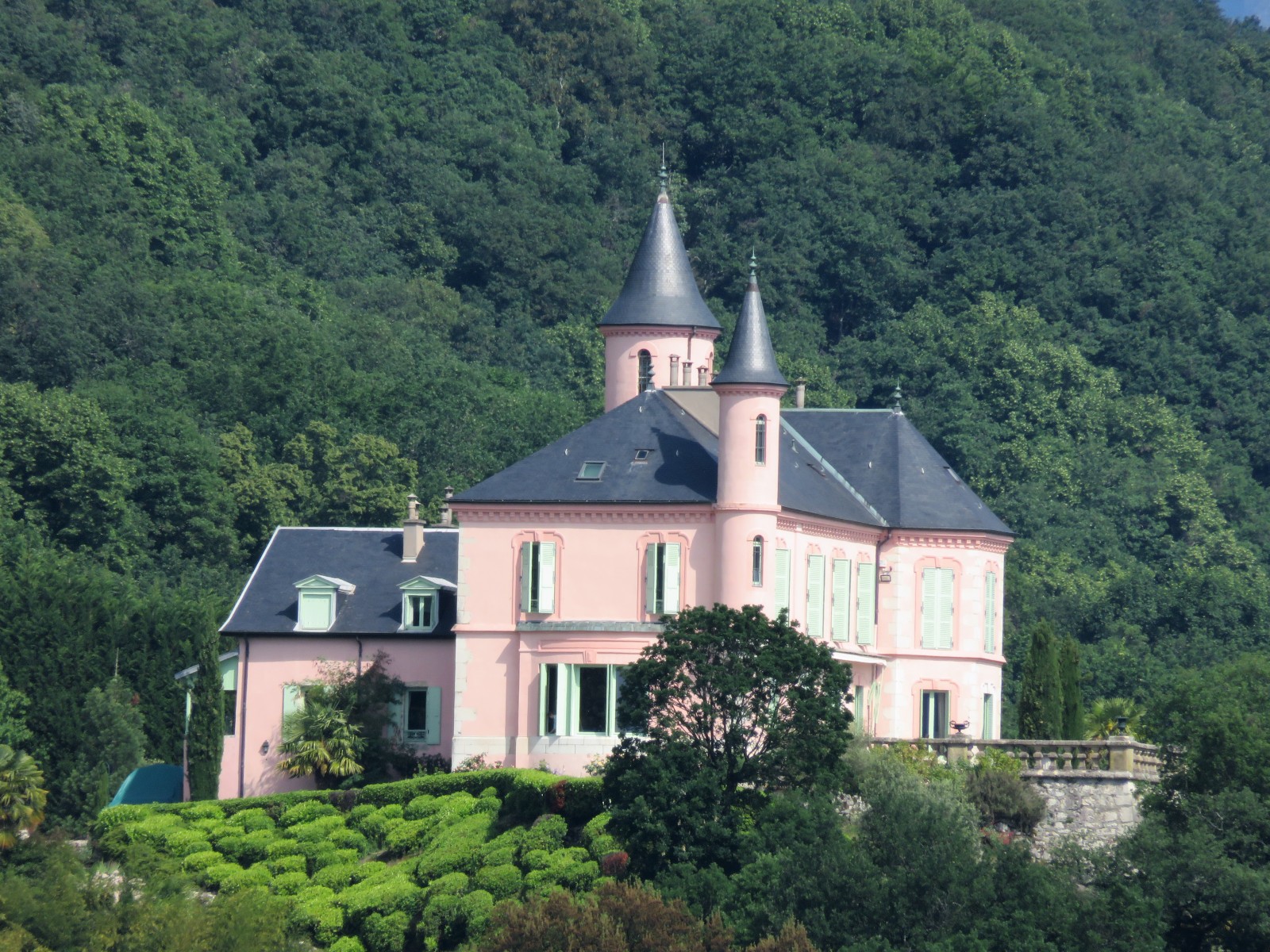 Le château rose de Saint Gilles