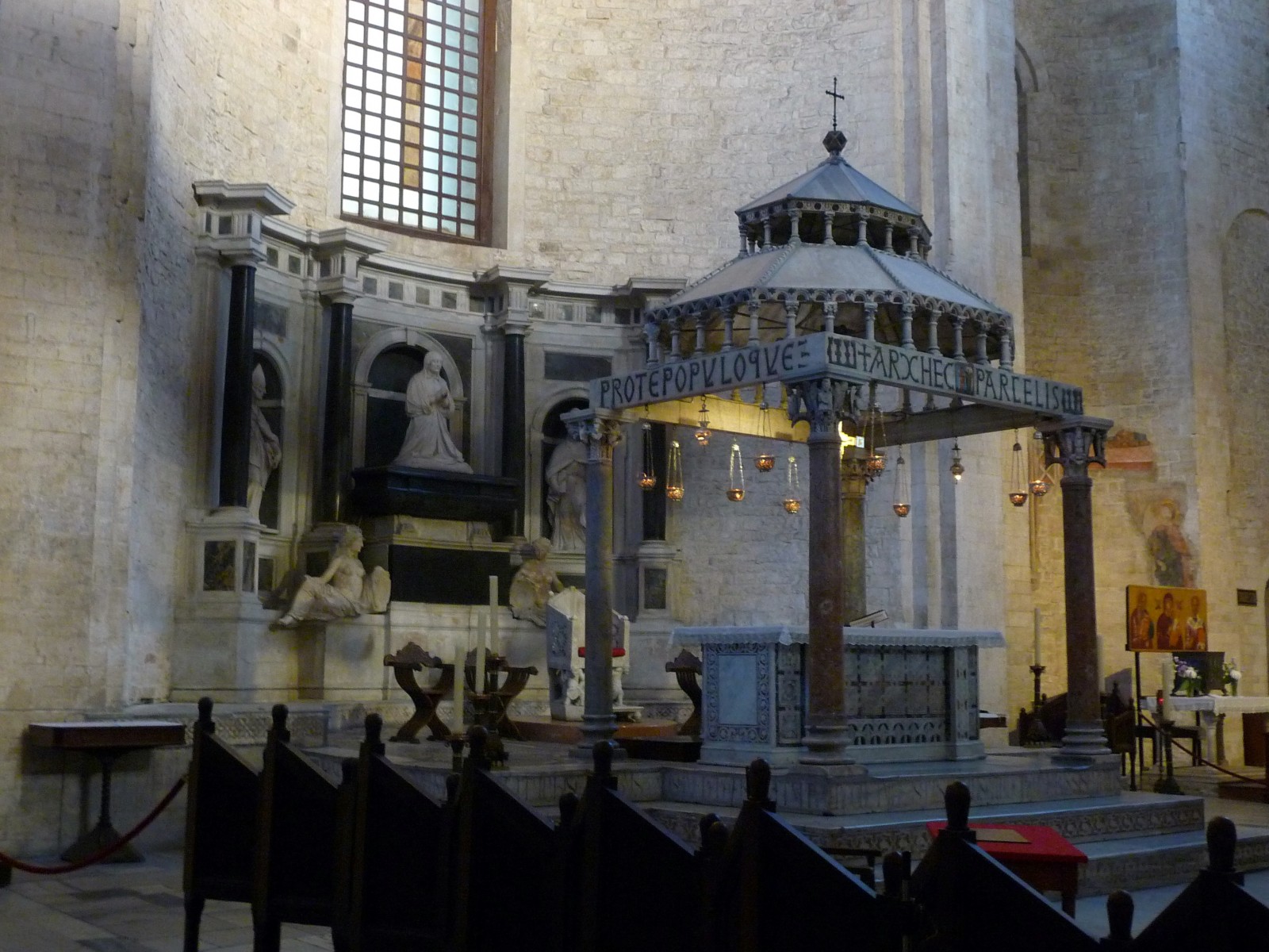 Basilique San Nicola de Bari : le ciborium
