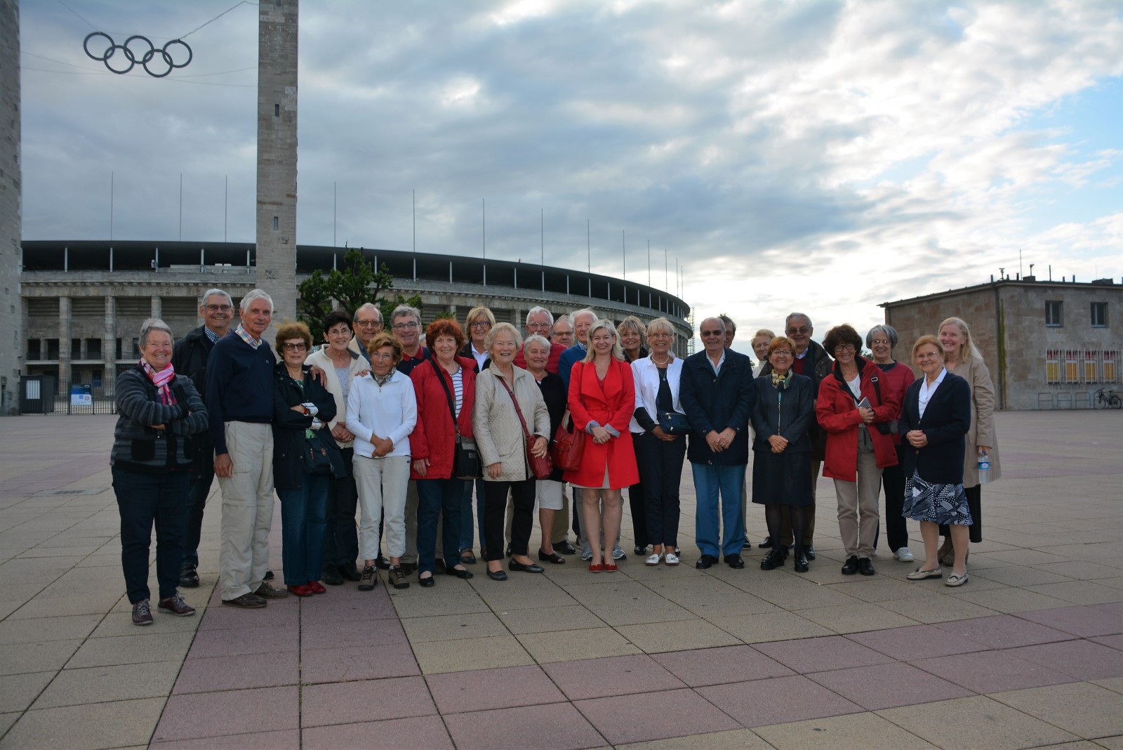 Le groupe devant le stade olympique avec Mme Kaiser, présidente de la section AMOPA de l’Allemagne du Nord