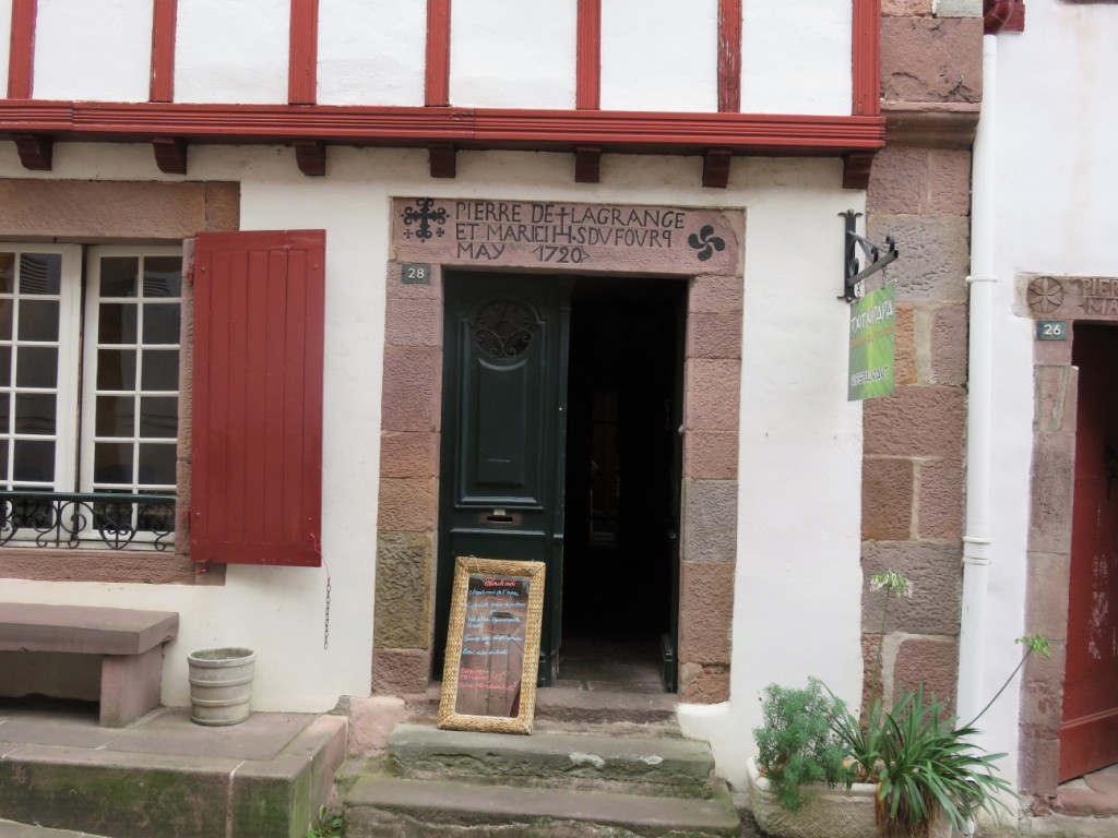 St-Jean-Pied-de-Port : linteau gravé d'une maison