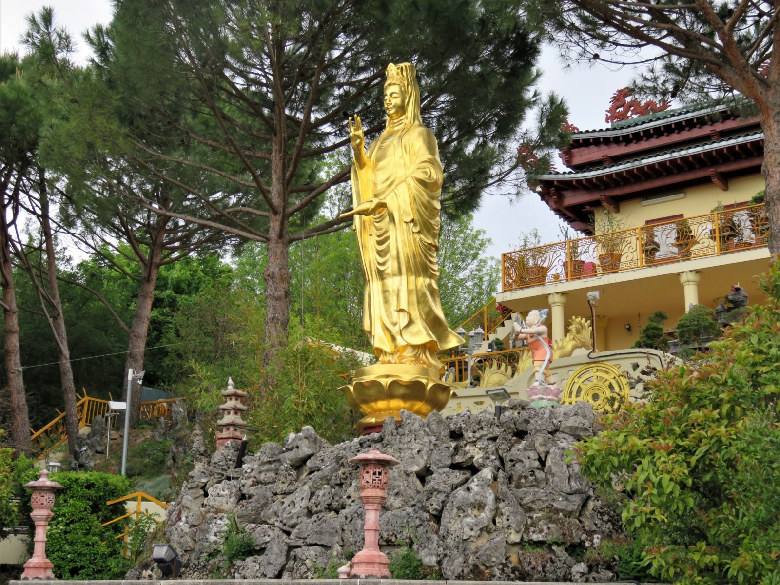 La statue du Bodhisattva de la Compassion sous la forme féminine