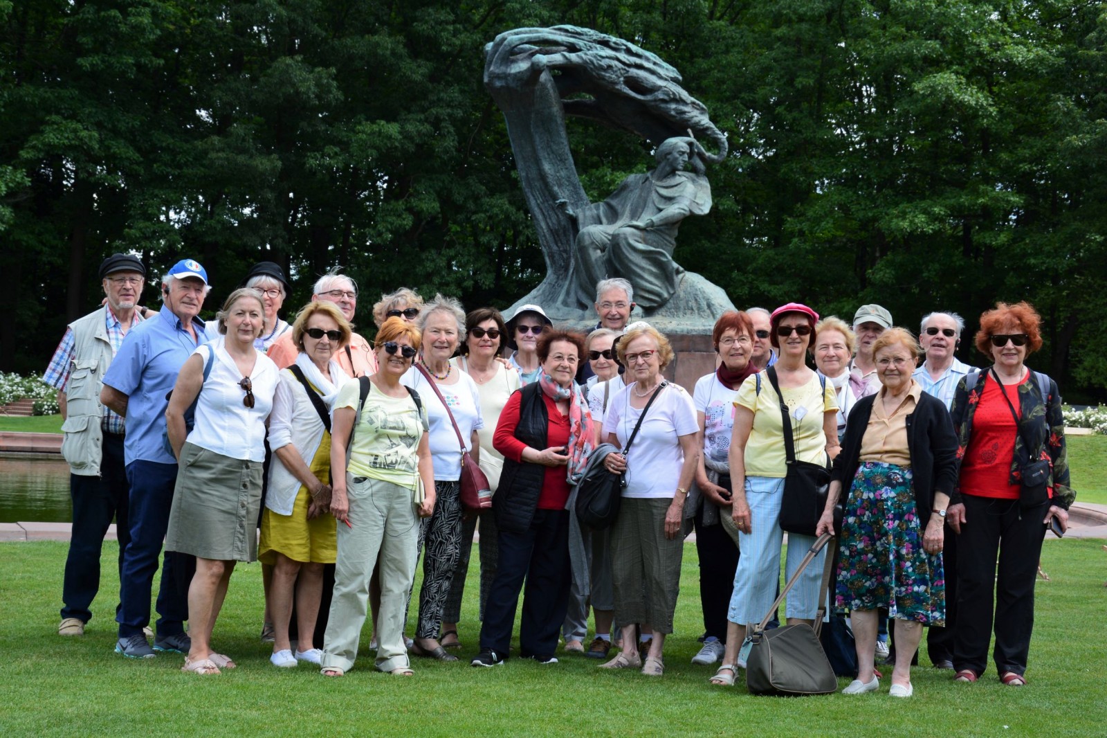Varsovie : les amopaliens devant la statue de Chopin